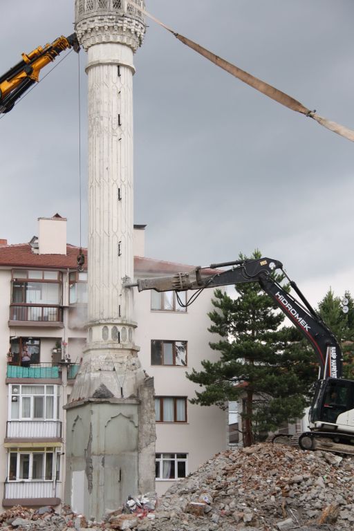 Minareyi işte böyle yıktılar