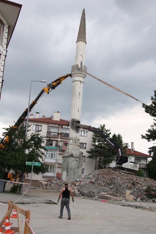 Minareyi işte böyle yıktılar