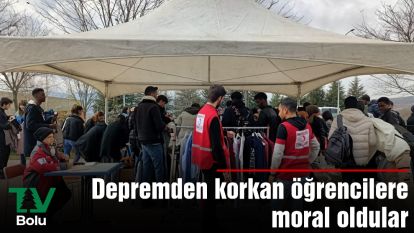 Depremden korkan öğrencilere moral oldular