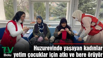 Huzurevinde yaşayan kadınlar yetim çocuklar için atkı ve bere örüyör