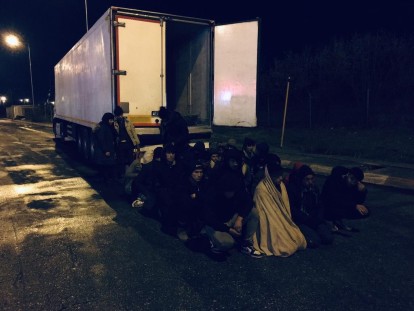 Tırın kasasına gizlenmiş düzensiz göçmenler yakalandı