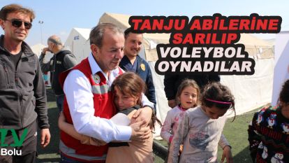 Depremzede çocuklarla voleybol oynadı