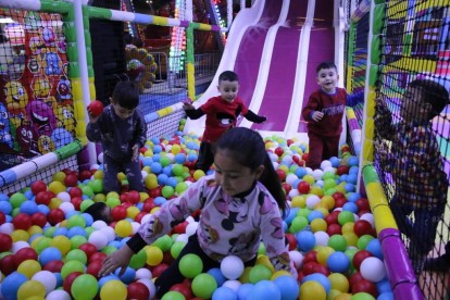 Depremzede çocukların neşeli anları