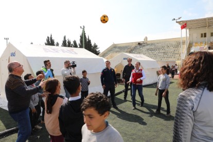 Depremzede çocuklarla voleybol oynadı