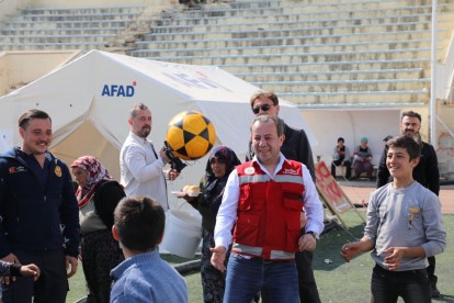 Depremzede çocuklarla voleybol oynadı
