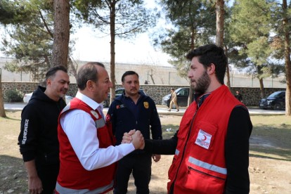 Depremzede çocuklarla voleybol oynadı