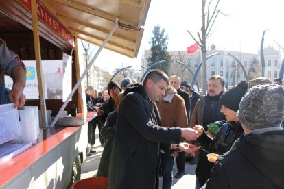 İYİ Parti hem kandil hem de depremzedeler için lokma dağıtımı yaptırdı