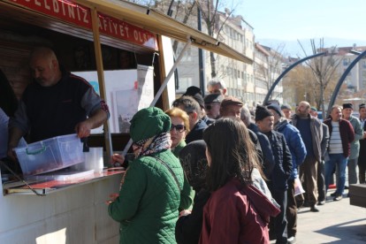 İYİ Parti hem kandil hem de depremzedeler için lokma dağıtımı yaptırdı