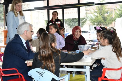 Minik yüreklerdeki depremin izlerini silmeye çalışıyorlar