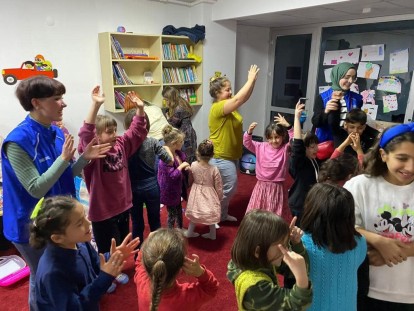 Minik yüreklerdeki depremin izlerini silmeye çalışıyorlar