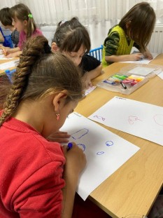 Minik yüreklerdeki depremin izlerini silmeye çalışıyorlar