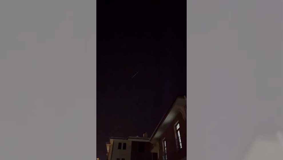 Gökyüzünde ilerleyen uydular merak uyandırdı