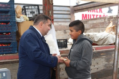 Ahmet Örnekbaş Kıbrıscık halkıyla kucaklaştı