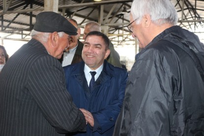 Ahmet Örnekbaş Kıbrıscık halkıyla kucaklaştı