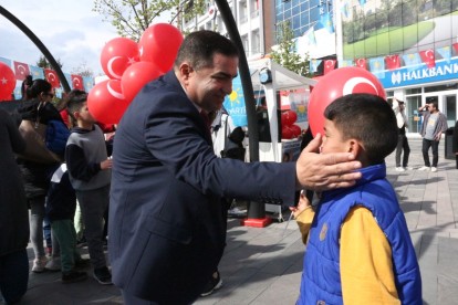 Ahmet Örnekbaş minik kalplere dokundu