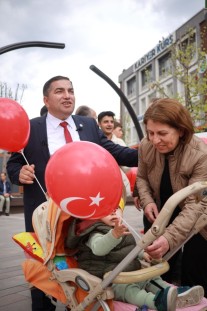 Ahmet Örnekbaş minik kalplere dokundu