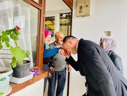 Akgül kapı kapı gezerek vatandaşlarla bayramlaştı