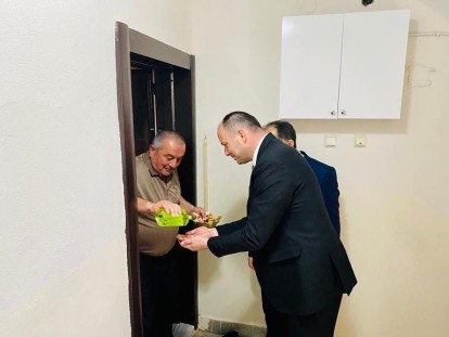 Akgül kapı kapı gezerek vatandaşlarla bayramlaştı