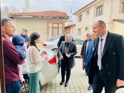 Akgül kapı kapı gezerek vatandaşlarla bayramlaştı