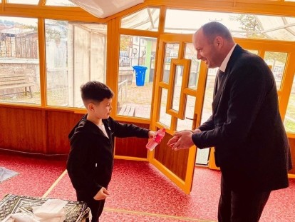 Akgül kapı kapı gezerek vatandaşlarla bayramlaştı