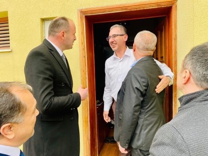 Akgül kapı kapı gezerek vatandaşlarla bayramlaştı