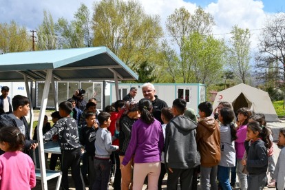 Vali Kılıç depremzede çocukların yüzünü güldürdü