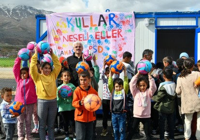 Vali Kılıç depremzede çocukların yüzünü güldürdü
