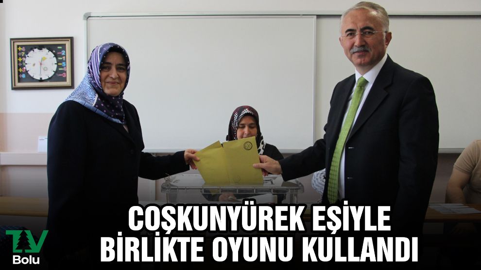 Coşkunyürek eşiyle birlikte oyunu kullandı