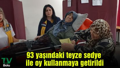 93 yaşındaki teyze sedye ile oy kullanmaya getirildi