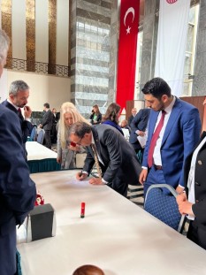 CHP Bolu Milletvekili  Türker Ateş mazbatasını alıp mecliste kaydını yaptırdı