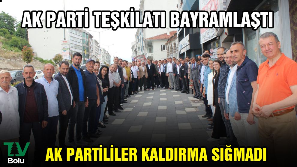 AK Partililer kaldırıma sığmadı