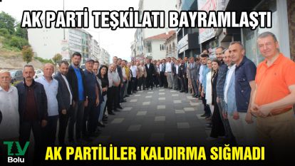 AK Partililer kaldırıma sığmadı
