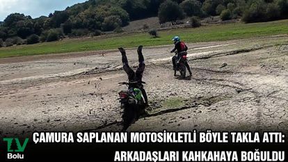 Çamura saplanan motosikletli böyle takla attı: Arkadaşları kahkahaya boğuldu