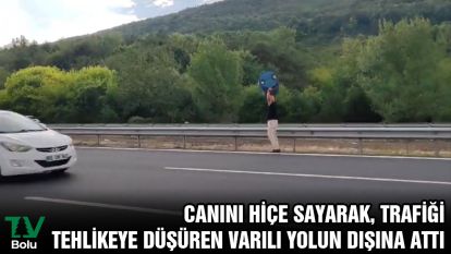 Canını hiçe sayarak, trafiği tehlikeye düşüren varili yolun dışına attı