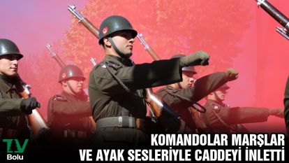 Komandolar marşlar ve ayak sesleriyle caddeyi inletti