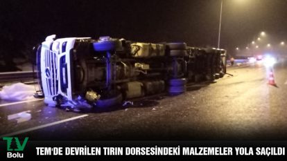 TEM'de devrilen tırın dorsesindeki malzemeler yola saçıldı
