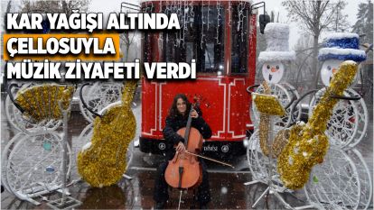 14 YAŞINDAKİ KIZ ÖĞRENCİ KAR YAĞIŞI ALTINDA RESİTAL VERDİ