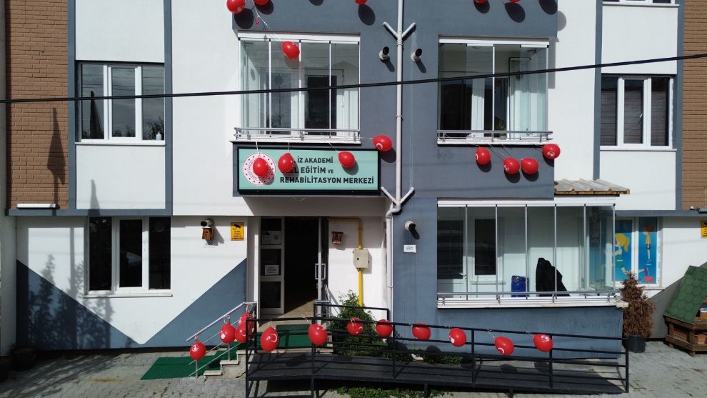 İZ AKADEMİ ÖZEL EĞİTİM VE REHABİLİTASYON MERKEZİNDEN ÖNEMLİ AÇIKLAMA...ÇOCUKLARDA EKRAN BAĞIMLILIĞI İÇİN NELER YAPMALIYIZ?