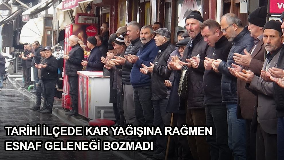 Tarihi ilçede kar yağışına rağmen esnaf geleneği bozmadı