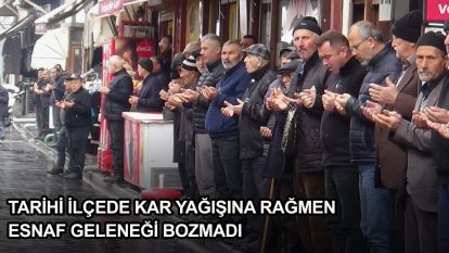  Tarihi ilçede kar yağışına rağmen esnaf geleneği bozmadı