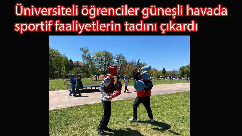 Üniversiteli öğrenciler güneşli havada sportif faaliyetlerin tadını çıkardı
