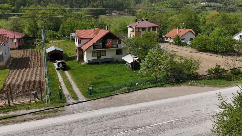 Abant yolunda kaçırılmayacak fırsat...Yola sıfır üzerinde ev bulunan imarlı arsa
