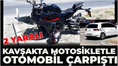 İlçe girişindeki kavşakta motosikletle otomobil çarpıştı: 2 yaralı
