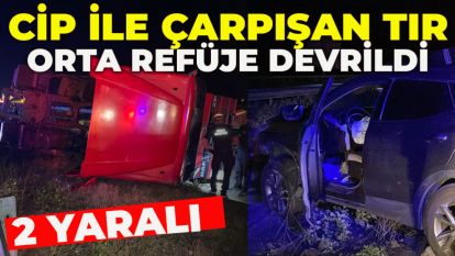 TEM Otoyolu'nda cip ile çarpışan tır, orta refüje devrildi: 2 yaralı