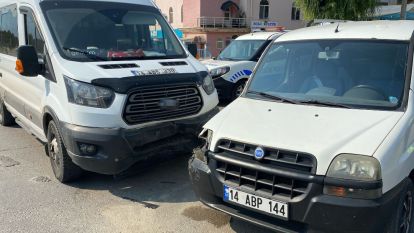 Bolu'da minibüs ile hafif ticari araç çarpıştı