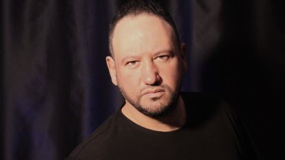 Erdem Çetinler 10 yıl aradan sonra suskunluğunu bozdu. Yeni şarkısını sevenleriyle buluşturdu.