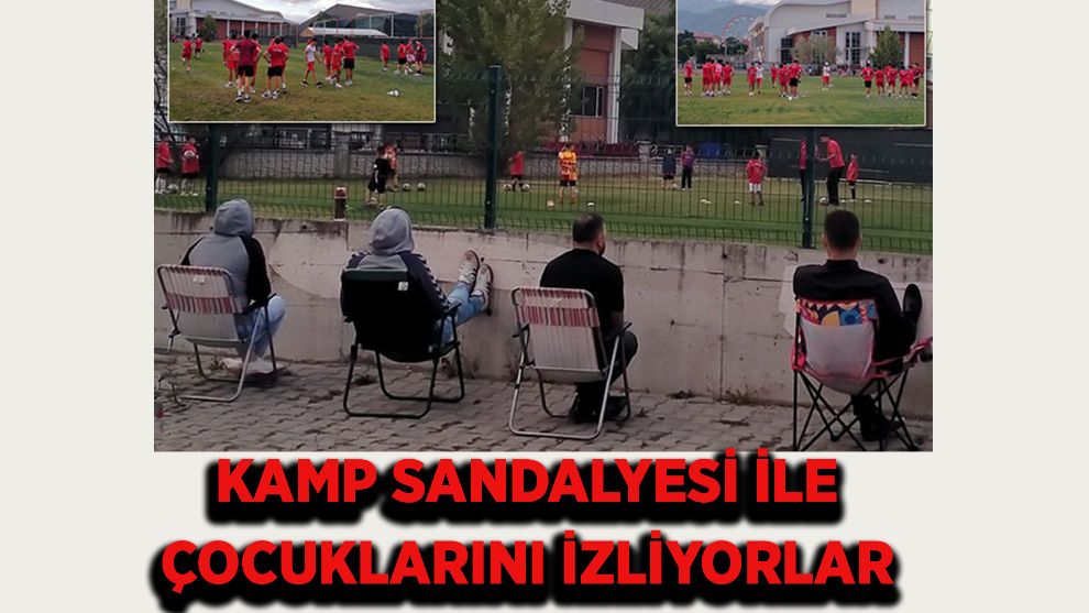Kamp Sandalyesi İle Çocuklarını İzliyorlar