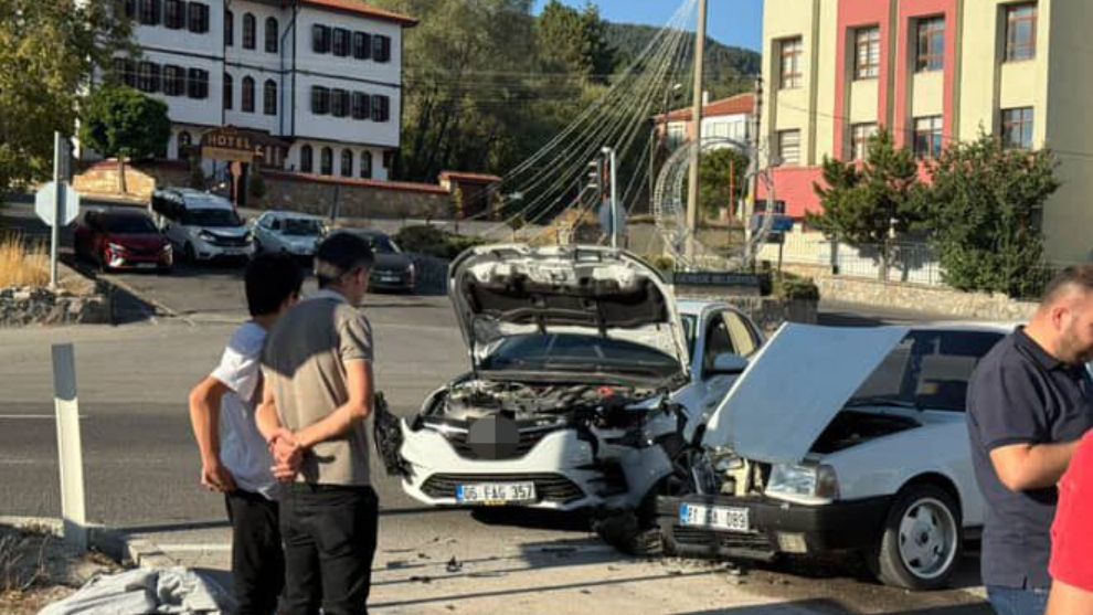 2 otomobil kafa kafaya çarpıştı