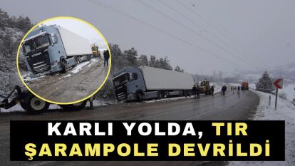 Karlı yolda, tır şarampole devrildi
