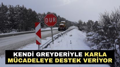 Kendi greyderiyle karla mücadeleye destek veriyor